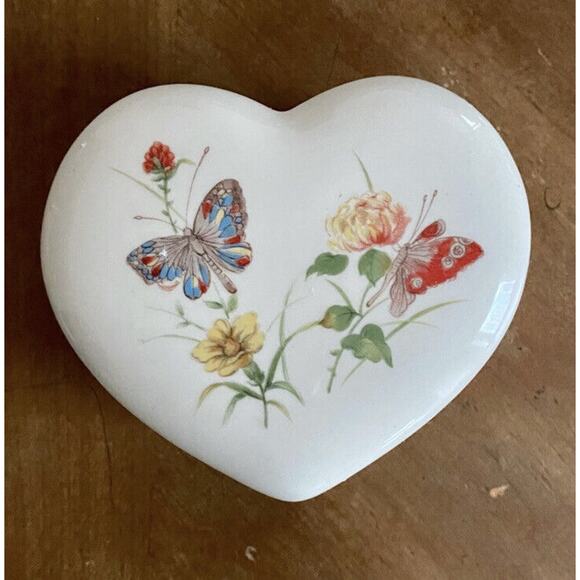 Vintage Takahashi Ceramic Porcelain Trinket Box Heart Shaped Butterflies Flowers - Picture 7 of 7
